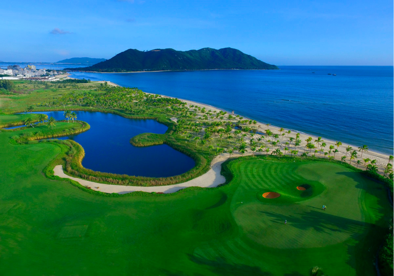 Explore Jian Lake Blue Bay Golf Club: Luxury Golfing in Lingshui, Hainan