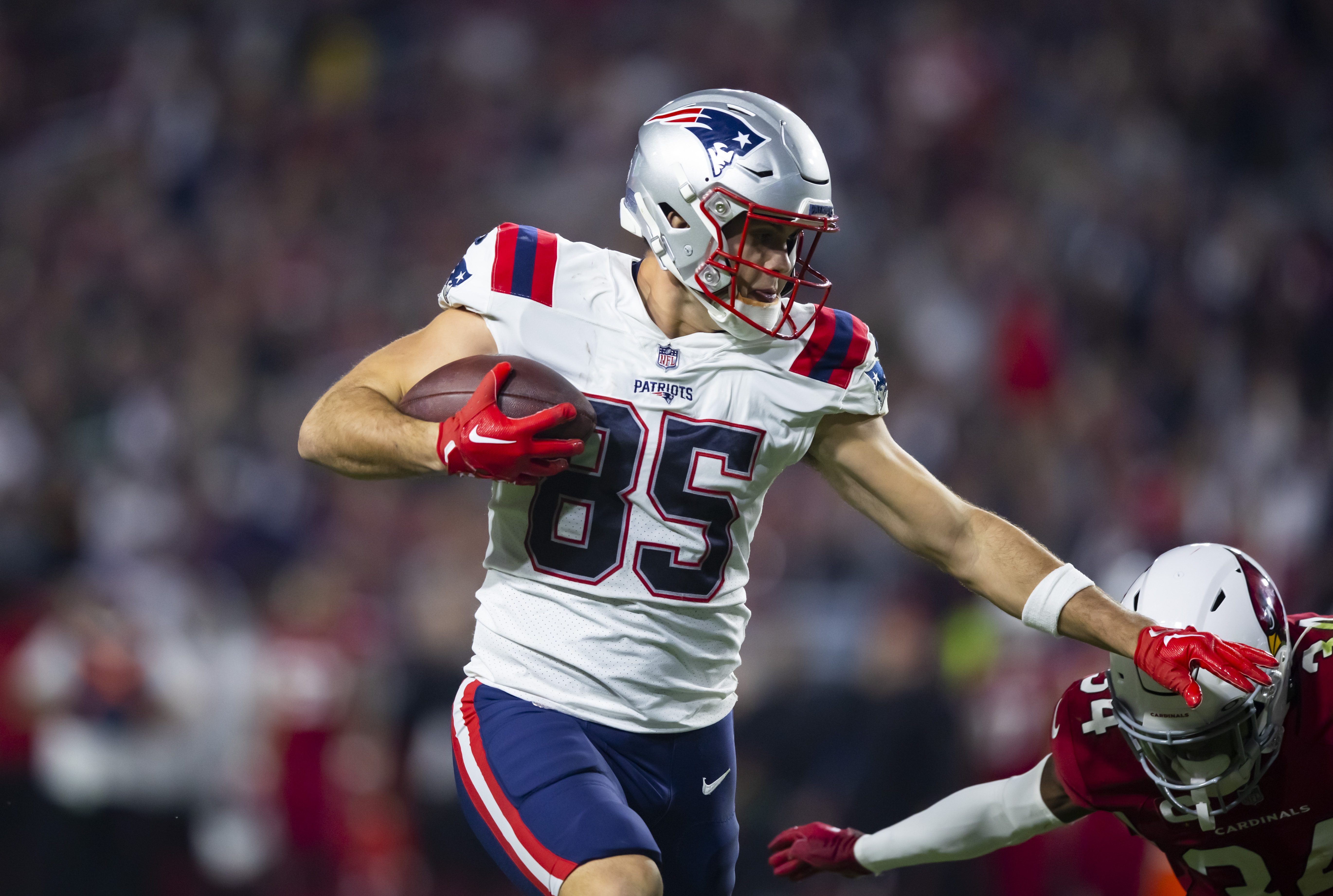 Mike Gesicki vs. Hunter Henry: A head-to-head fantasy football comparison for the season.