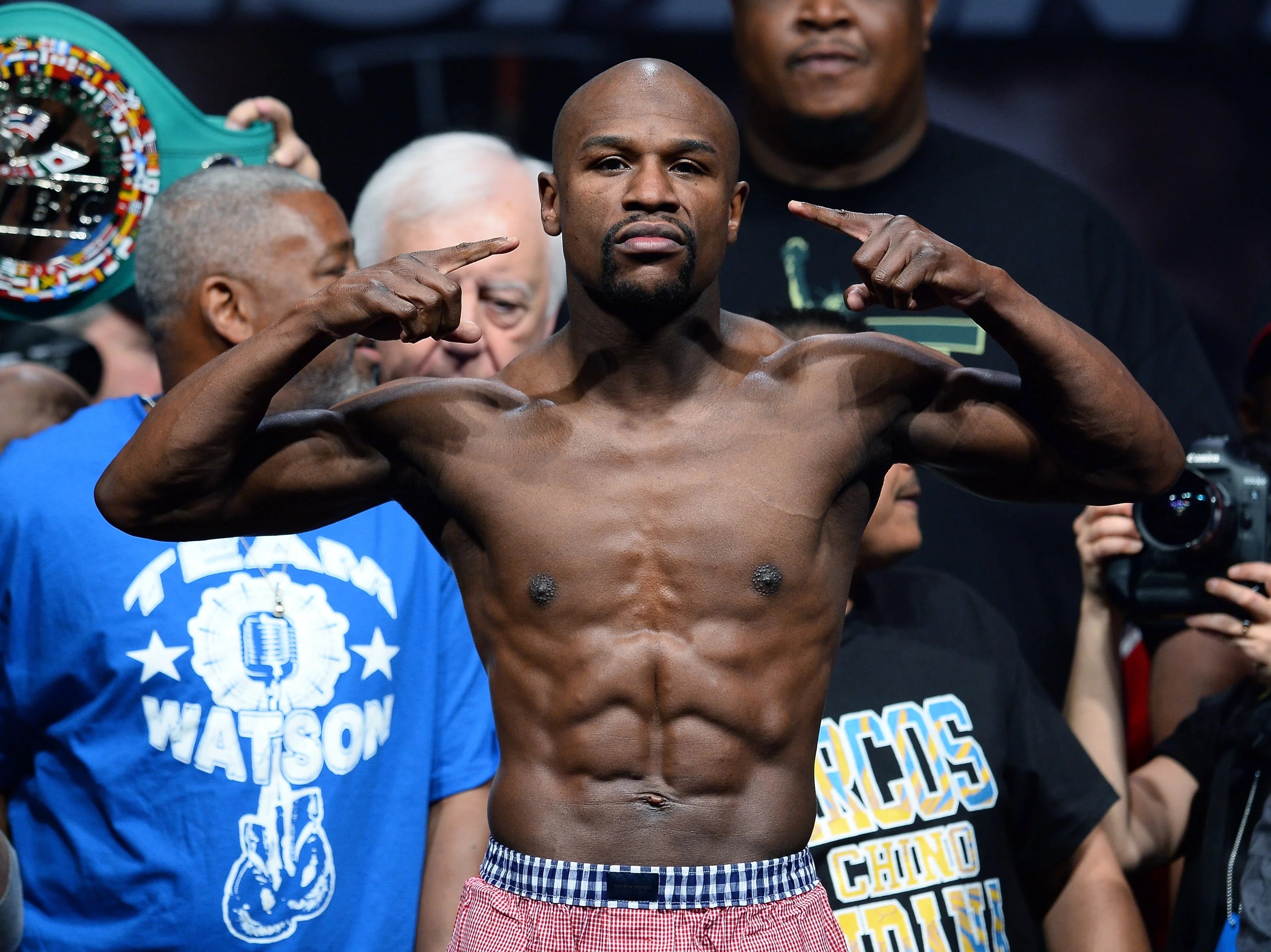 How tall is Floyd Mayweather? Learn all about his height and reach now!